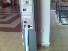 Zblbnutý stroj na dobíjanie kreditu v univerzitnej jedálni