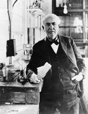 Edison vynašiel úspornú žiarovku